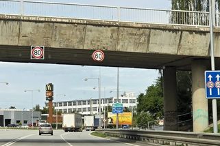 Vpravo jen 60 km/h, vlevo 80 km/h. Může řidič legálně přejet doleva a sešlápnout plyn?